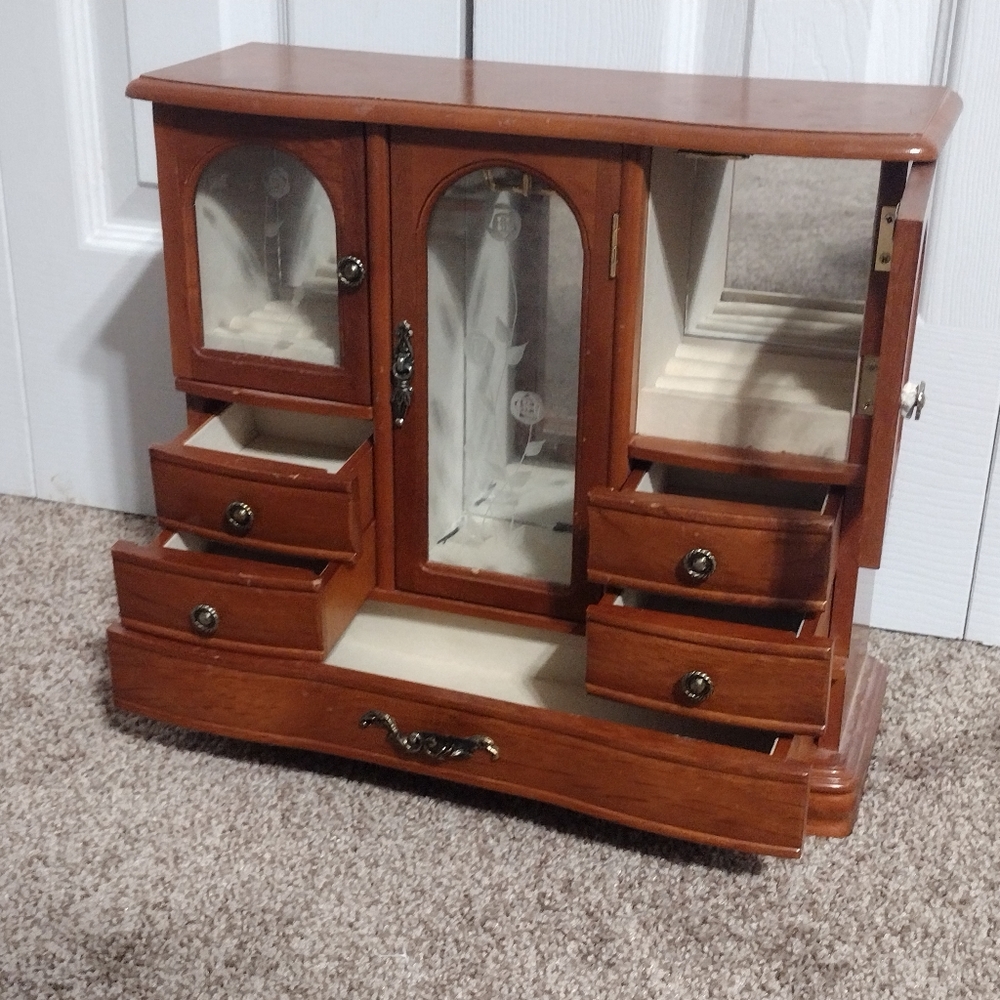 Wooden jewelry box